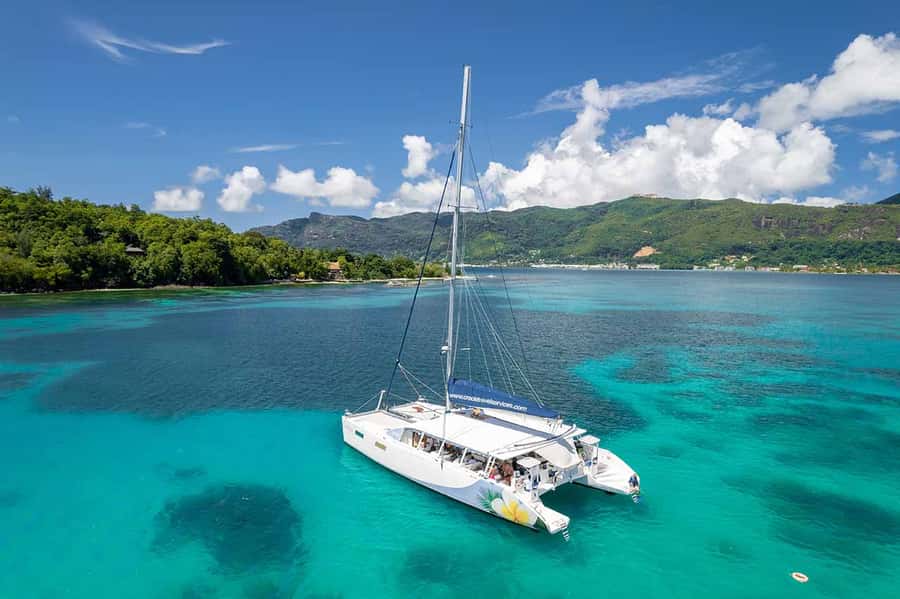Mahé: Saint-Anne Marine Park and Moyenne Island Cruise - Cruising from Mahé into the Saint-Anne Marine Park