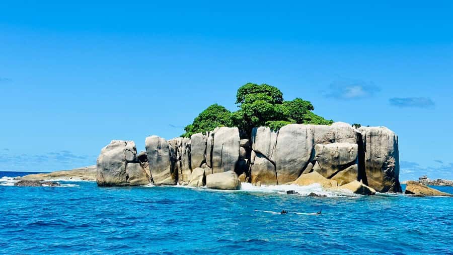Praslin: Curieuse & St-Pierre Boat Adventure with Snorkeling - Lunch on the beach, with two clear choices