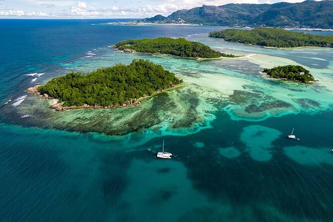 Sainte Anne Marine Park and Moyenne Island - Creole lunch, live music, and time to relax